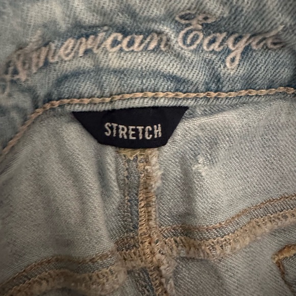 American eagle light wash distressed shorts. Size 2 - Picture 3 of 4